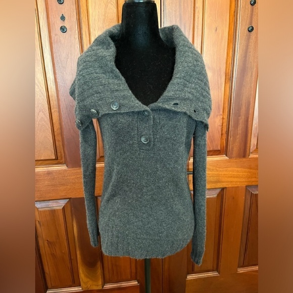 THEORY Riva Women Gray 100% Cashmere Cowl Neck Sweater Size Small Button Accent - Picture 1 of 8